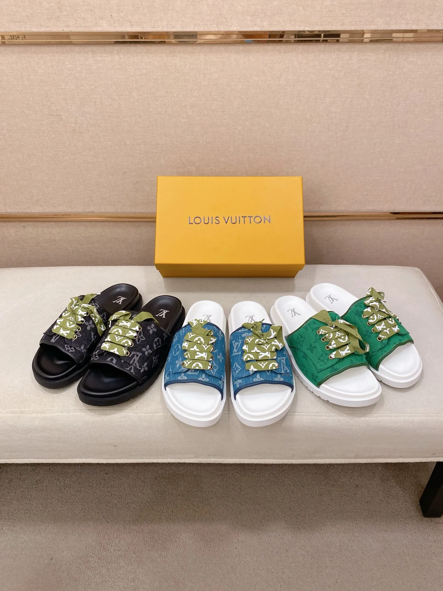 Men's shoes 💰: 340💰Made by LV🔍Top purchasing agents. Men's spring and summer slippers are available at the same counter. The uppers are imported cowhide from Italy, with logo graphics and high-quality craftsmanship. Soles: original soles specially provided by the original factory. Exclusive movable molded soles are super comfortable. Original goods follow orders. 🔍🔍High quality. You can enter and exit the counter at will. Welcome to compare. Size 38-44.